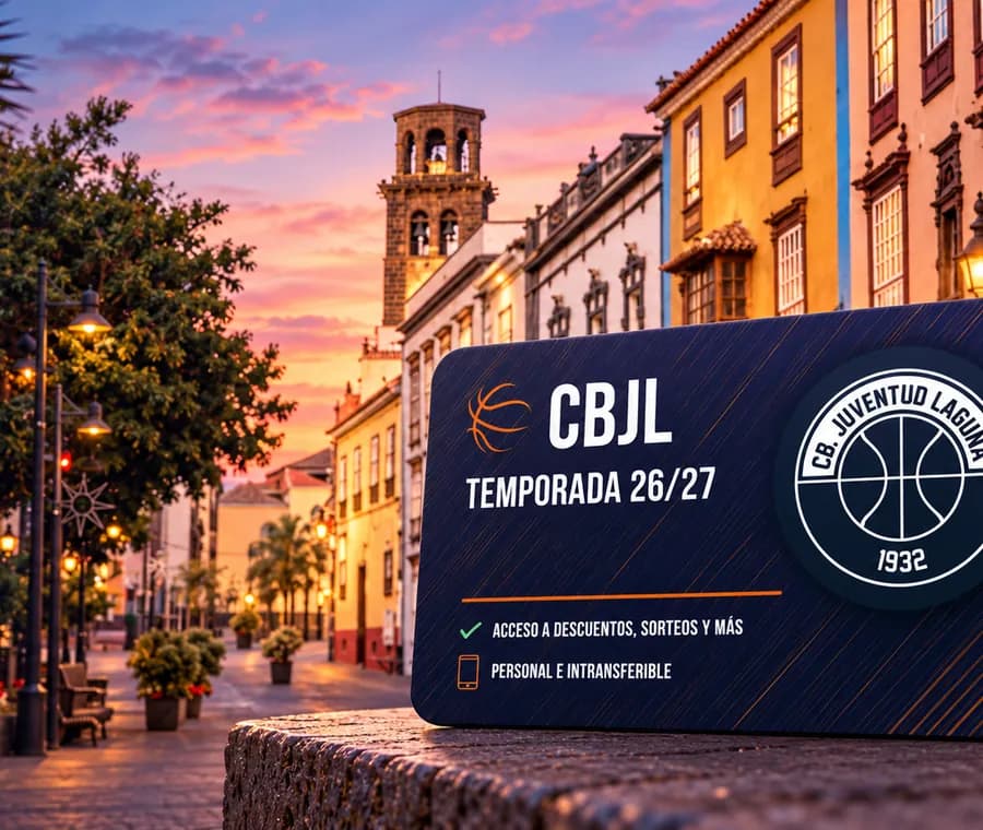 Carnet de socio del club sobre una calle del casco histórico de La Laguna al atardecer