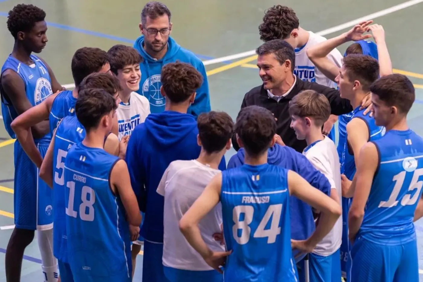 Equipo reunido con sus entrenadores en la pista