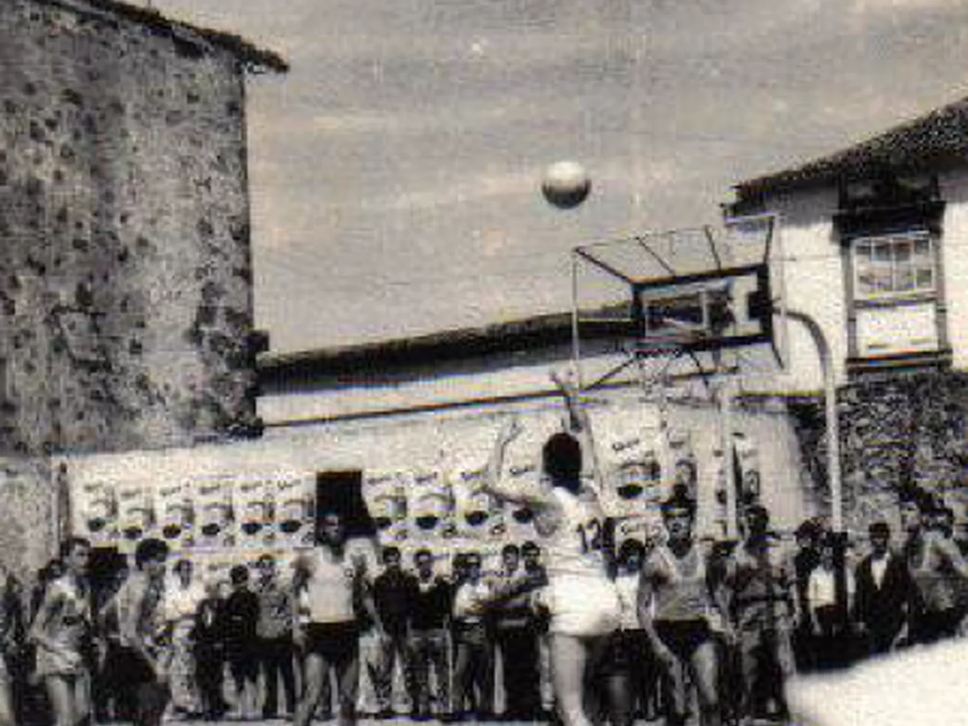 Fotografía histórica de un partido del club al aire libre